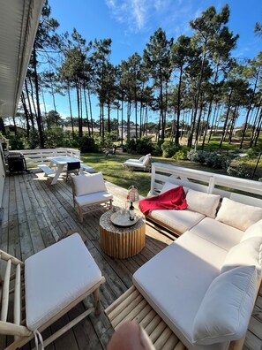 Outdoor dining - VILLA DES PINS 8-10 PERSONS WITH HEATED POOL 5' À VELO PLAGE SUD (Lacanau)