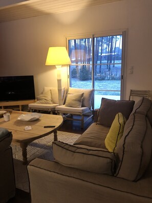 Smart TV, fireplace, DVD player, books - VILLA DES PINS 8-10 PERSONS WITH HEATED POOL 5' À VELO PLAGE SUD (Lacanau)