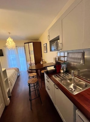 4 bedrooms, iron/ironing board, travel cot, free WiFi