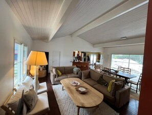 Smart-TV, Kamin, DVD-Player, Bücher