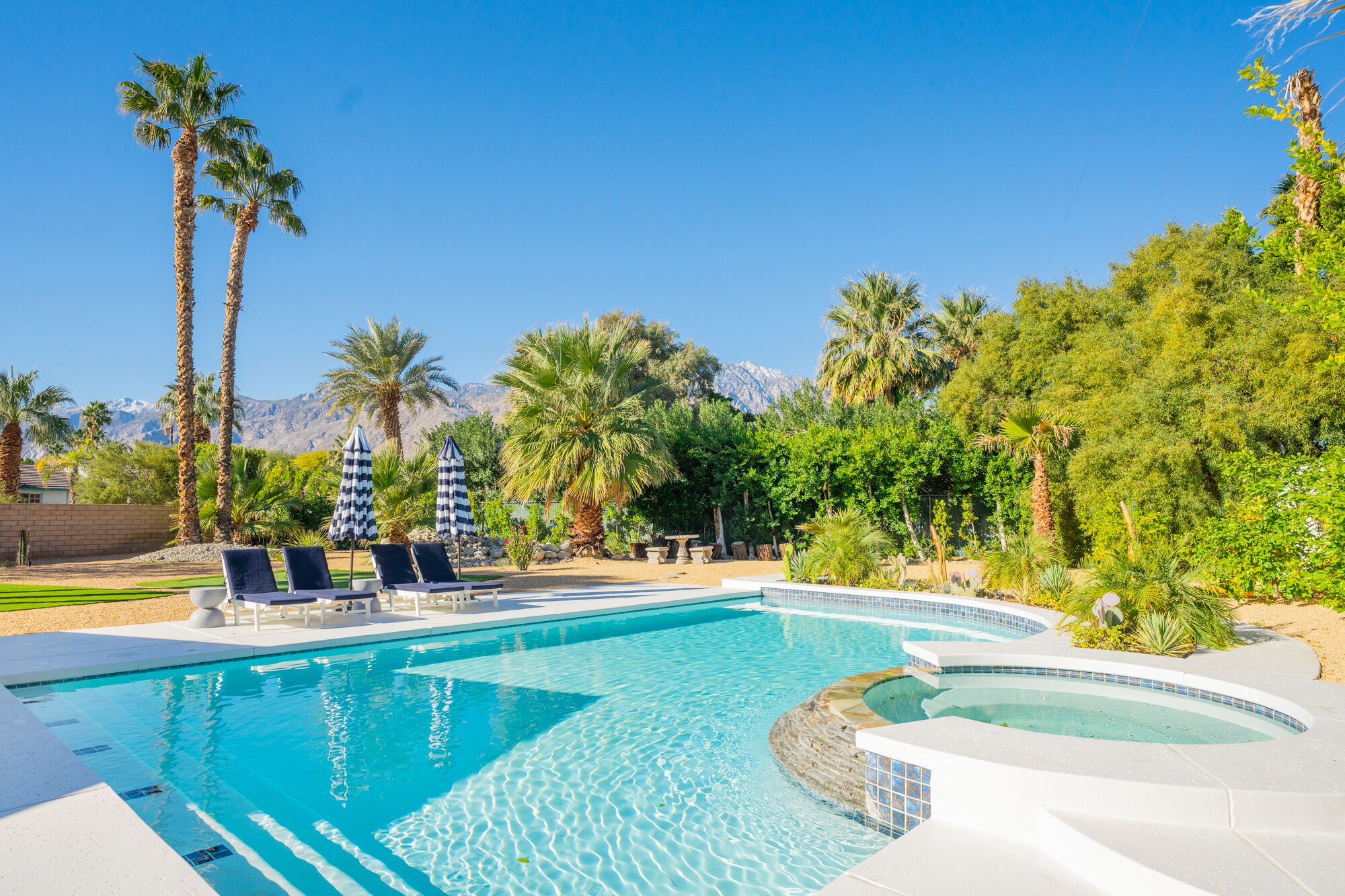 Luxe Villa w/huge pool & yard - your private resort with amazing views!