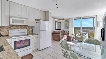 Condo (Beach & Tennis 1501) | Private kitchen
