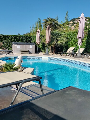 A 2 mn du Centre, de la Plage de Cavalaire . Rez de Villa Avec Piscine-spa