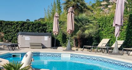 A 2 mn du Centre, de la Plage de Cavalaire . Rez de Villa Avec Piscine-spa