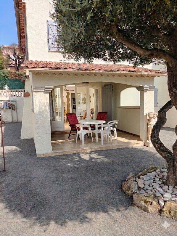 Outdoor dining - A 2 mn du Centre, de la Plage de Cavalaire . Rez de Villa Avec Piscine-spa (Cavalaire-sur-Mer)