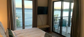 Lakeside Boho Bungalow on Table Rock Lake