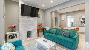 Smart TV - Central 6 bedroom Townhouse (Brighton and Hove)