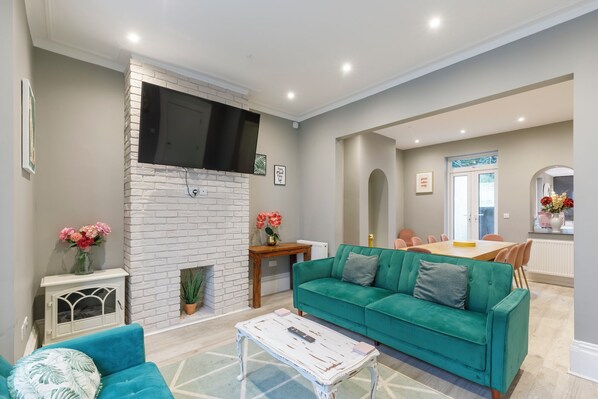 Smart TV - Central 6 bedroom Townhouse (Brighton and Hove)