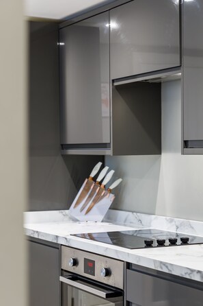 Frigorífico, microondas, horno y placa de cocina