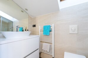 Secador de pelo, toallas
