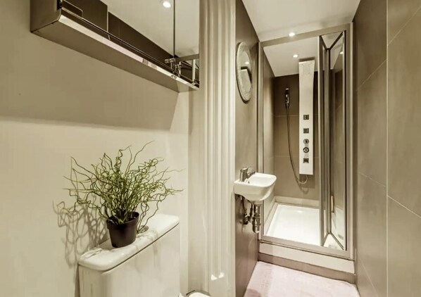 Apartment | Badezimmer | Dusche, kostenlose Toilettenartikel, Haartrockner, Handtücher