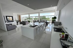 Riskoker, hurtigmikser, kjøkkenutstyr og rengjøringsutstyr