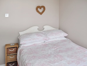 2 bedrooms, bed sheets - Experience comfort and convenience in a 2-bed chalet near Sandown Beach. (Yaverland, near Sandown)