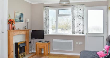 Experience comfort and convenience in a 2-bed chalet near Sandown Beach.