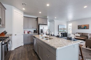 Køleskab, mikrobølgeovn, ovn, kogeplade