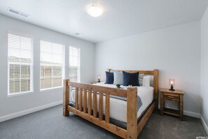 8 chambres, fer et planche à repasser, lit parapluie, Wi-Fi gratuit