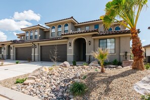 Exterior - 30 people with pool, waterslide and pickleball (Washington)