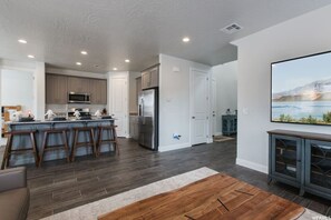 Køleskab, mikrobølgeovn, ovn, kogeplade