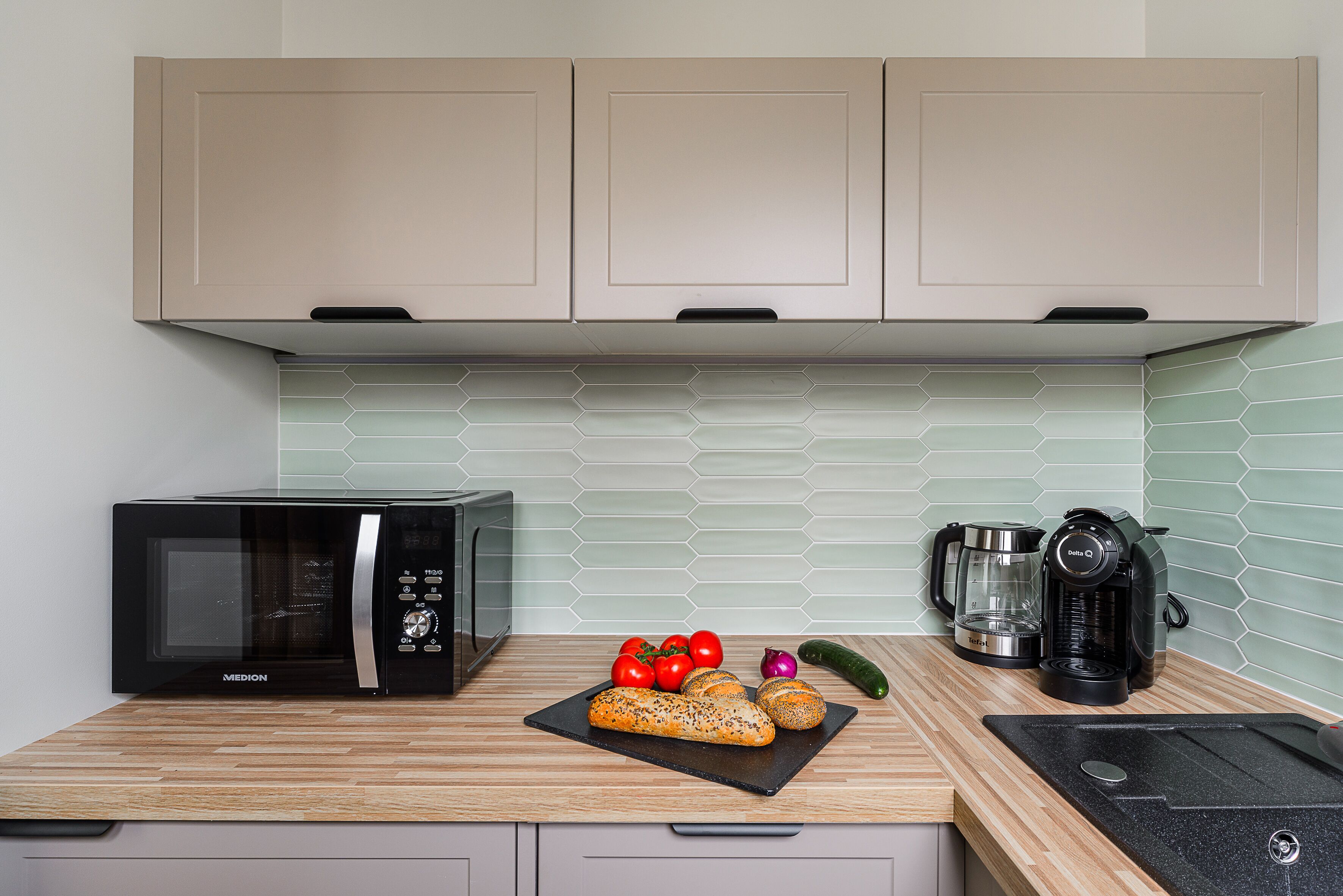 Appartement | Privékeuken | Een minikoelkast, een microgolfoven, een kookplaat, een vaatwasser