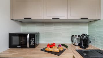 Appartement | Privékeuken | Een minikoelkast, een microgolfoven, een kookplaat, een vaatwasser