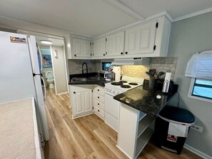 Kühlschrank, Wasserkocher mit Kaffee-/Teezubehör