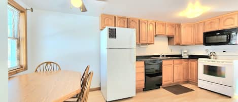 Frigorifero, microonde, forno, piano cottura