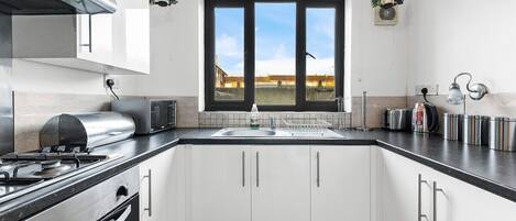 Frigorifero, microonde, forno, piano cottura