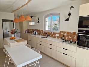 Fridge, microwave, oven, stovetop - Superbe Maison & Dépendances ; Calme, Jardin, Piscine, Proche Aix! (Éguilles)
