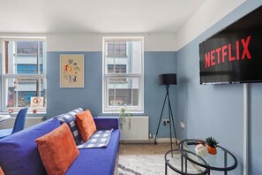 TV - The Sapphire Suite of Central Bristol - Sleeps 6 (Bristol)