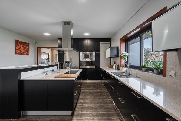 Kühlschrank, Mikrowelle, Ofen, Geschirrspüler