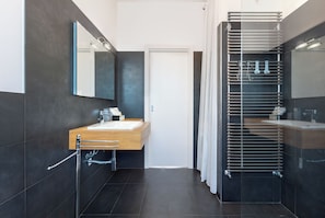 Douche, sèche-cheveux, bidet, serviettes fournies