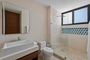 Shower, hair dryer, towels, soap - Beautiful and exclusive apartment in Tulum. Inc SPA & Gym (Tulum)