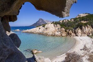På stranden, hvit sand, parasoller og snorkling