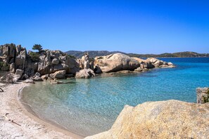 En la playa, playa de arena blanca, sombrillas y snorkel 