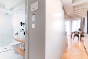 Duplex | Bathroom | Eco-friendly toiletries, hair dryer, towels, soap - Limehome Porto Rua 31 de Janeiro (Porto)