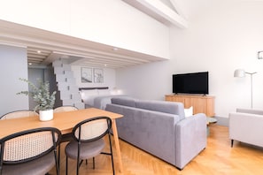 Appartement Duplex | Coin séjour | Télévision à écran plat de 50 pouces avec chaînes par câble