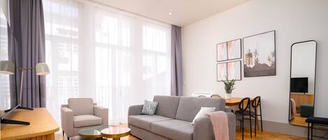 50–tuumainen taulutelevisio, jossa kaapelikanavat