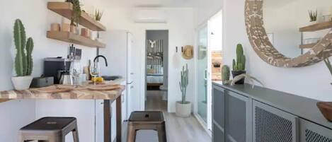 Réfrigérateur, plaque de cuisson, cafetière/bouilloire