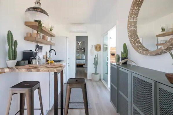 Fridge, stovetop, coffee/tea maker, electric kettle