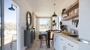 Una cocina moderna con un amplio ventanal, un comedor y vistas al exterior.