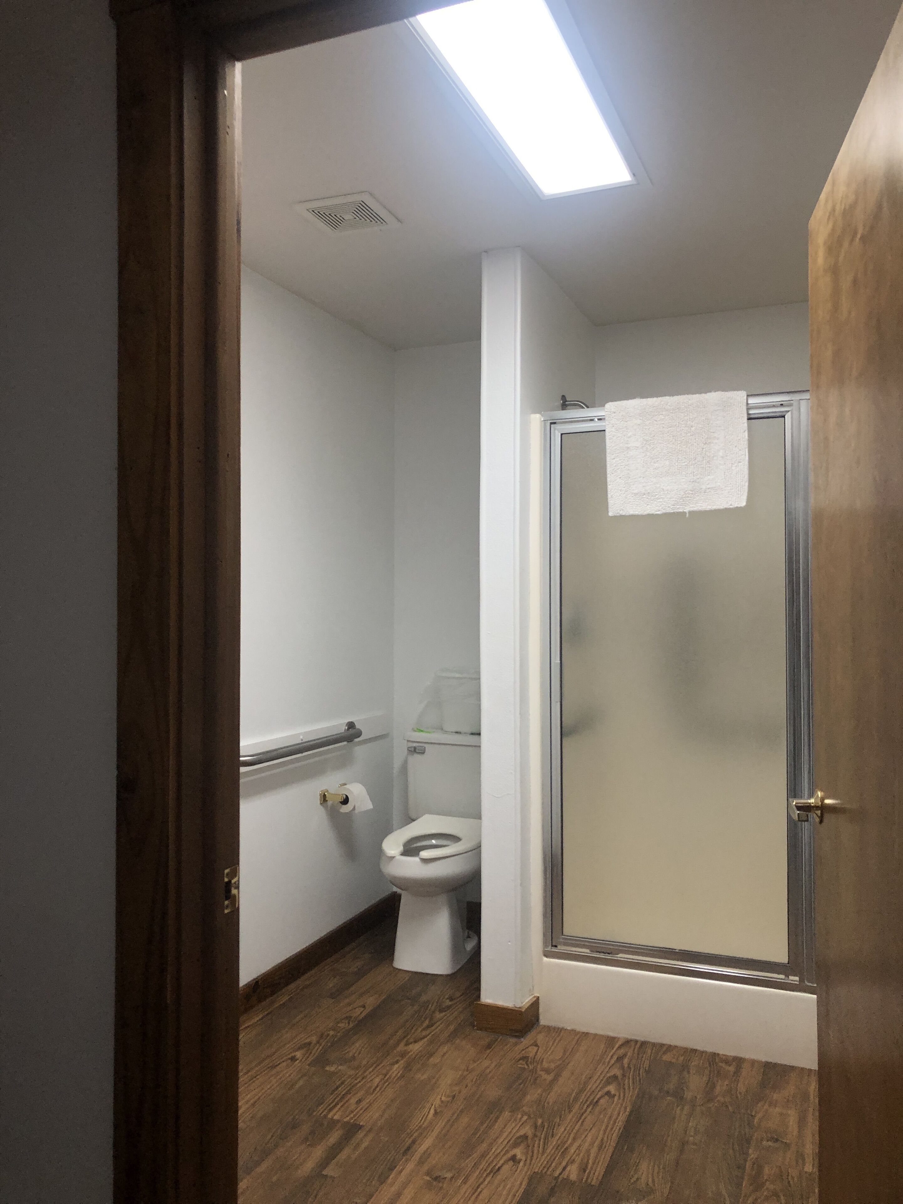 Doccia, asciugamani, sapone, shampoo