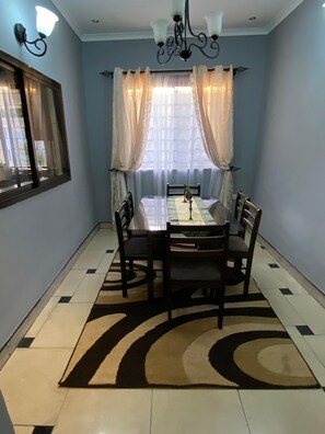 Dining - Ngaramtoni Residence (Arusha)