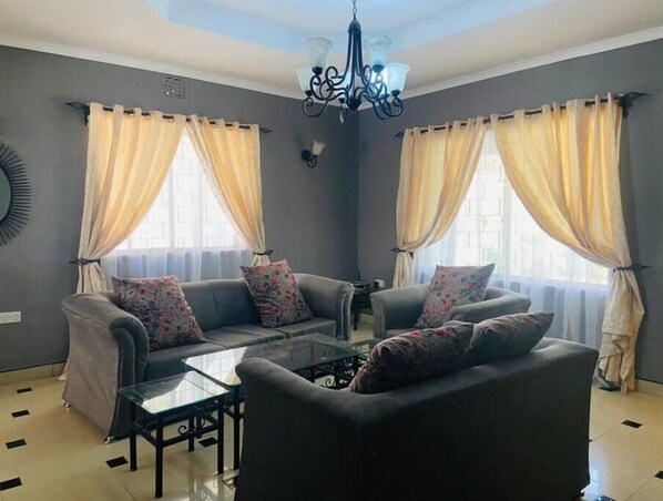 Smart TV - Ngaramtoni Residence (Arusha)