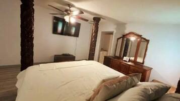 5 bedrooms, desk, iron/ironing board, WiFi