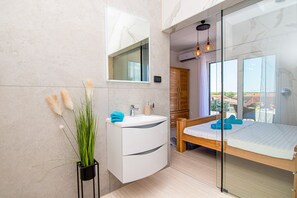 9 chambres, coffres-forts dans les chambres, fer et planche à repasser