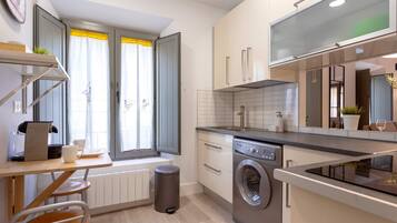 Fridge, oven, coffee/tea maker, toaster