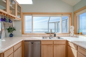 Fridge, microwave, oven, stovetop - Romantic Sunset Beach Views, HotTub @pinpointstays (Waldport)