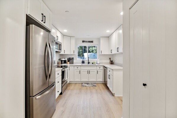 ثلاجة، ميكروويف، فرن، موقد طهي مسطح