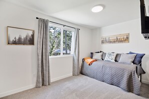 3 makuuhuonetta, työpöytä, silitysrauta/-lauta, vauvan matkasänky