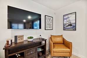 Smart TV, libros y oficina 